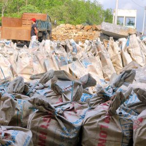 Đá slate vàng ốp tường được đóng bao xi măng