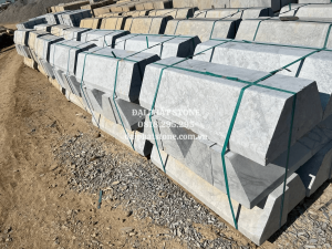 Đá bó vỉa ghi sáng