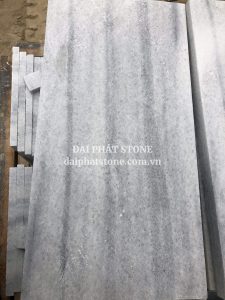 Cận cảnh bề mặt đá sọc dưa mài hone ven hồ bơi