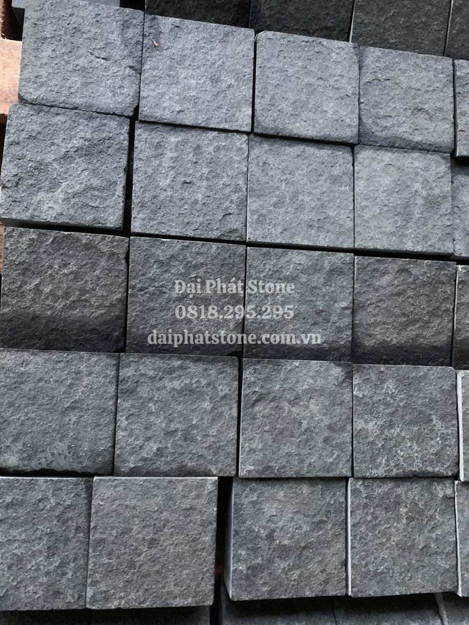 Đá cubic bazan xám đen