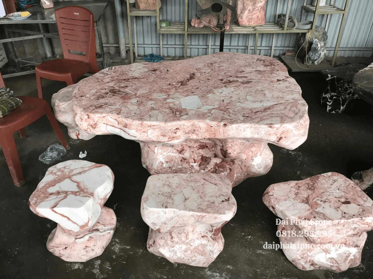 Bàn ghế đá tự nhiên màu hồng